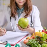 Quelle est la différence entre une diététicienne et une nutritionniste ?