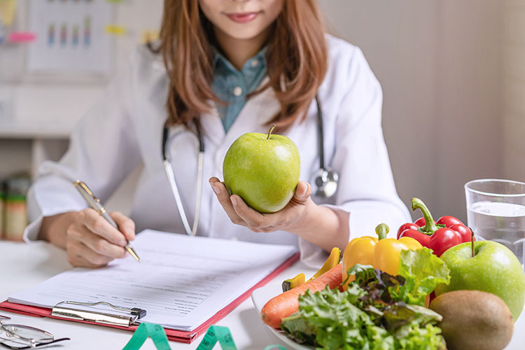 Quelle est la différence entre une diététicienne et une nutritionniste ?