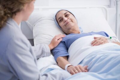 Les soins palliatifs à domicile : Les avantages d’accompagner les patients dans leur environnement familial Les soins palliatifs à domicile