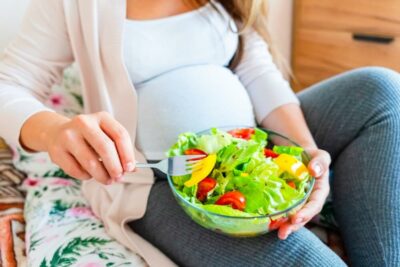 Alimentation pendant la grossesse : ce qu’il faut savoir salade de femmes enceintes