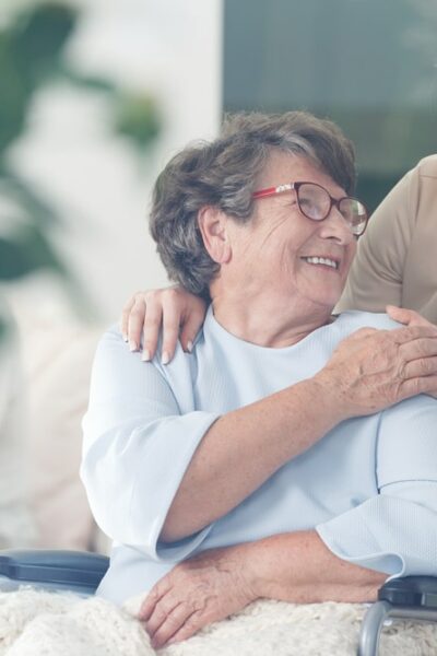Retour à la maison après l’hospitalisation : toutes les étapes de la convalescence entre domicile et établissement médicalisé