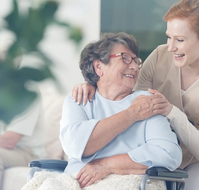 Retour à la maison après l’hospitalisation : toutes les étapes de la convalescence entre domicile et établissement médicalisé